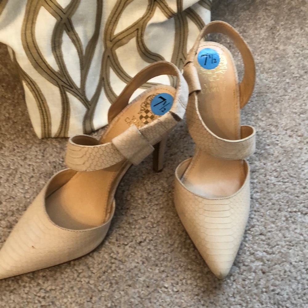 NWT Vince Camuto Leather Heels. Size 7.5